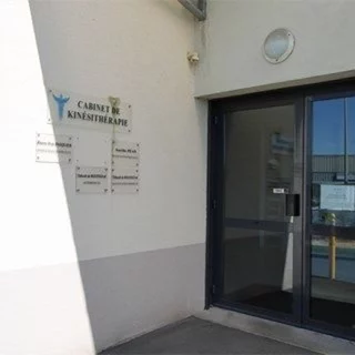 A l'entrée du cabinet de kinés de Briollay, 1 rue henri matisse
