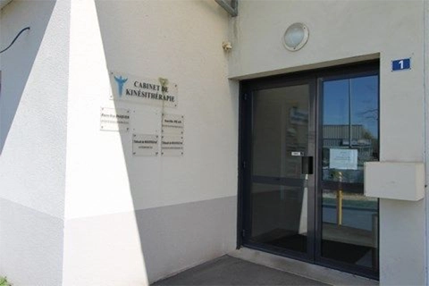 A l'entrée du cabinet de kinés de Briollay, 1 rue henri matisse
